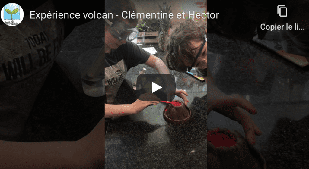 Expérience de volcan de Clémentine et Hector (1 vidéo et 2 photos)